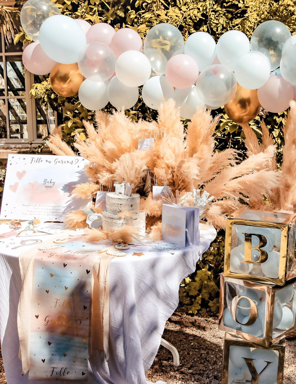 Punerea în scenă a kitului arc de 58 de baloane gender reveal albastru și roz alb și auriu
