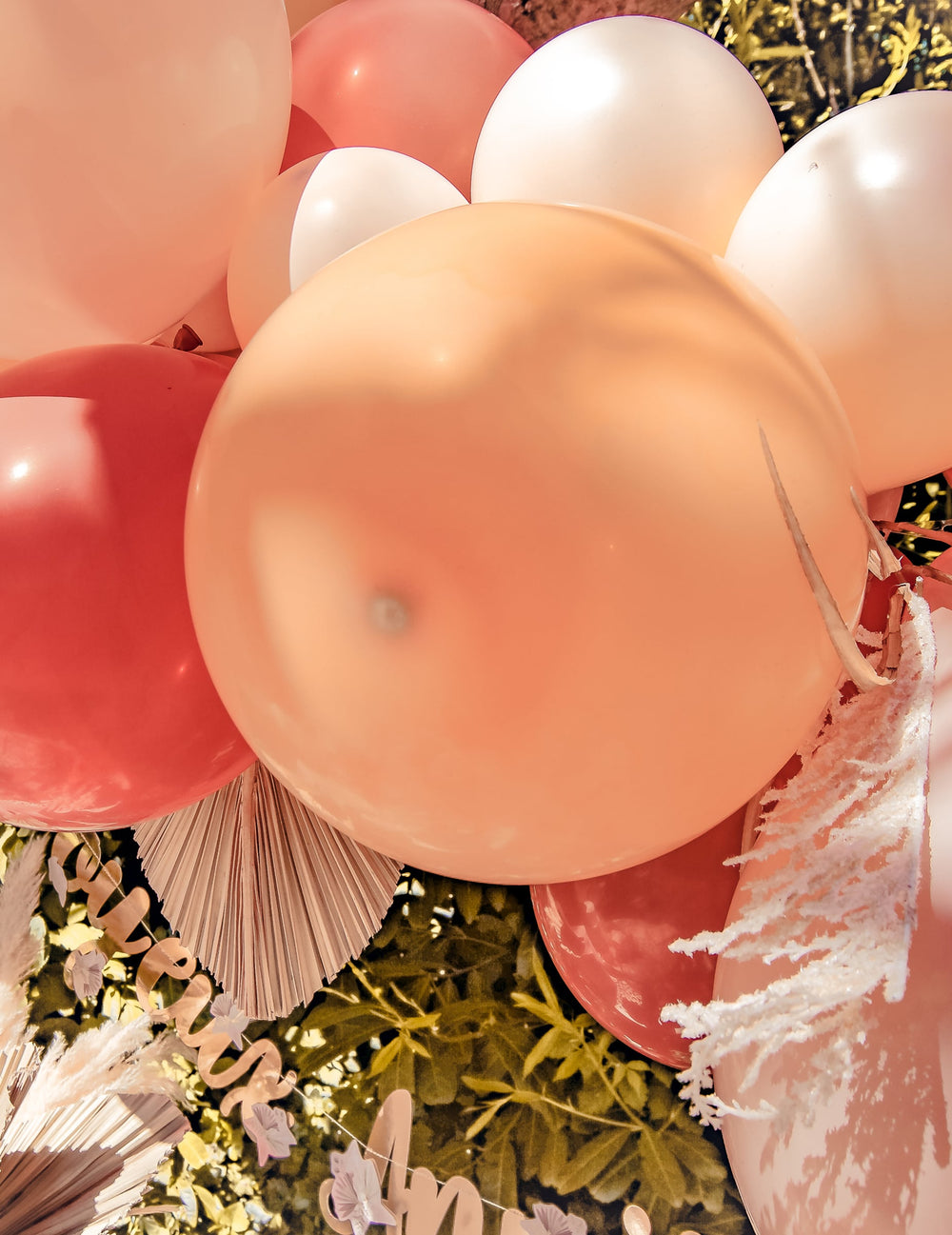Gros plan sur les ballons du kit arche de 70 ballons boho pour fête terracotta avec pampa et feuilles séchées