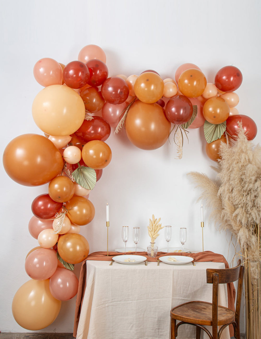 Kit arche de 70 ballons boho pour fête terracotta avec pampa et feuilles séchées