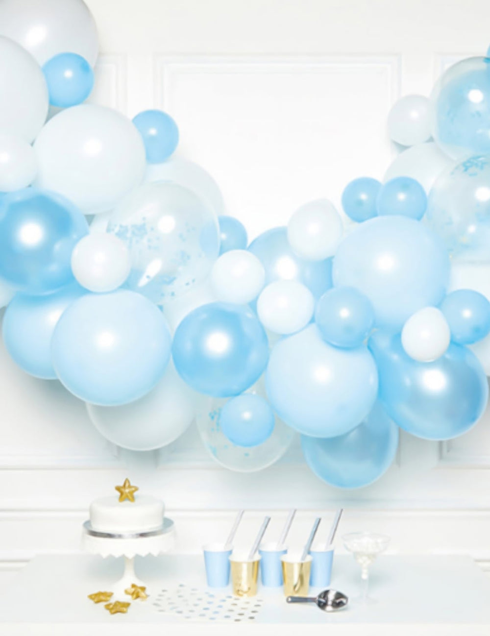 Kit arche de 70 ballons dégradé de bleu et blanc pour fête
