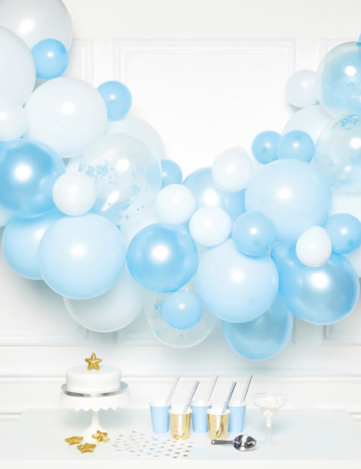 Kit arche de 70 ballons dégradé de bleu et blanc pour fête