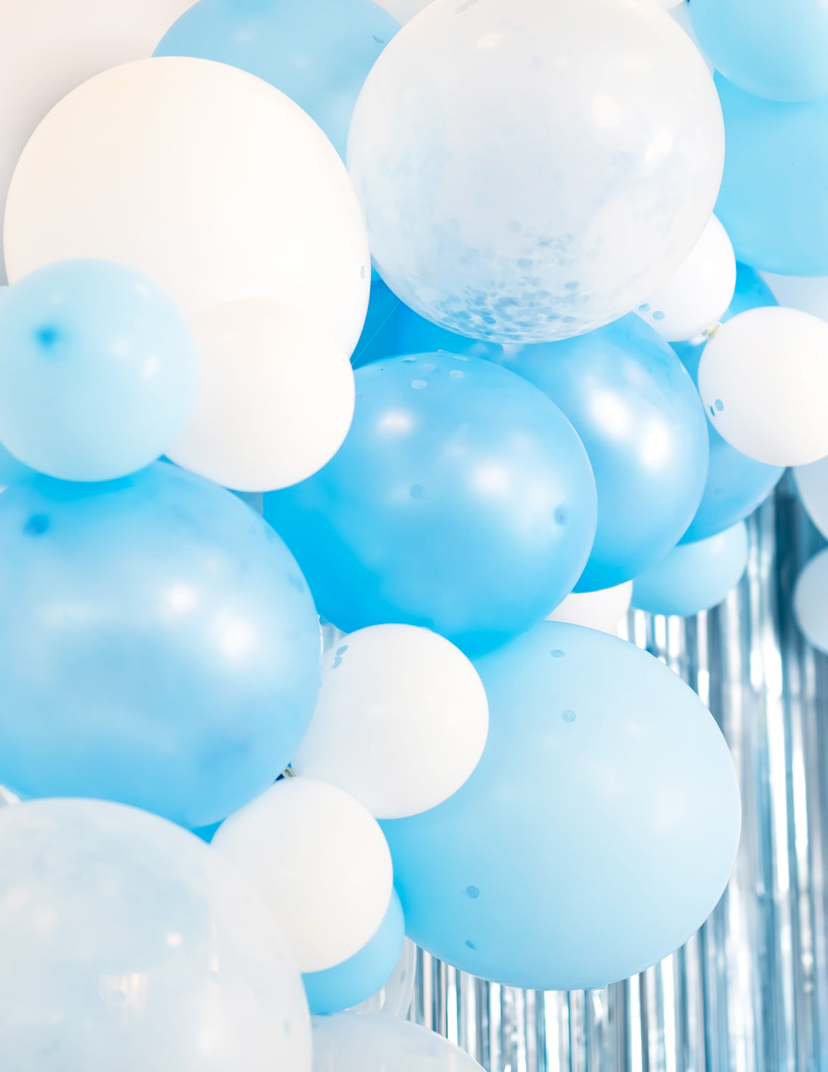 Détail de l'assemblage du kit arche de 70 ballons dégradé de bleu et blanc