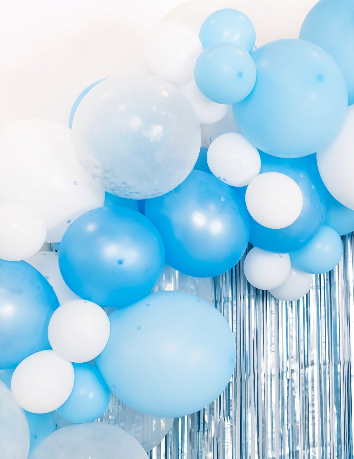 Gros plan sur les ballons du kit arche de 70 ballons dégradé de bleu et blanc