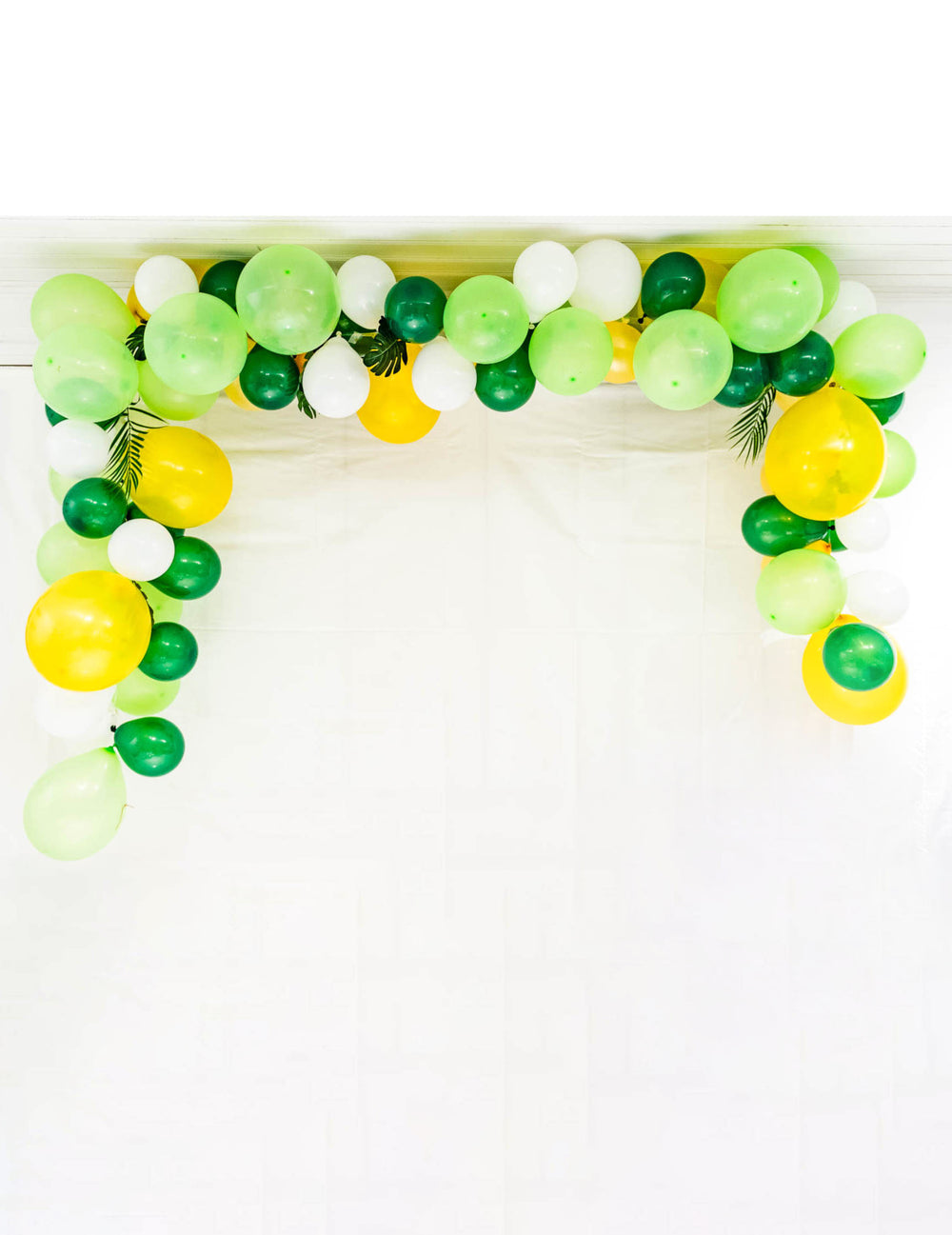 Kit arche de 70 ballons tropicale et feuilles jungle pour décoration vert jaune et blanc