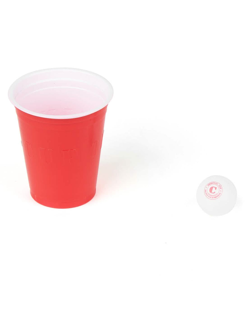 Détail d'un gobelet et d'une balle du kit de beer pong complet pour adulte