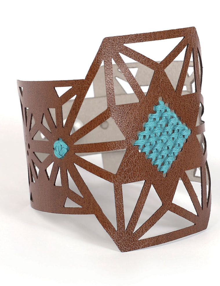 Vue de profil du Kit bracelet à broder motif étoile