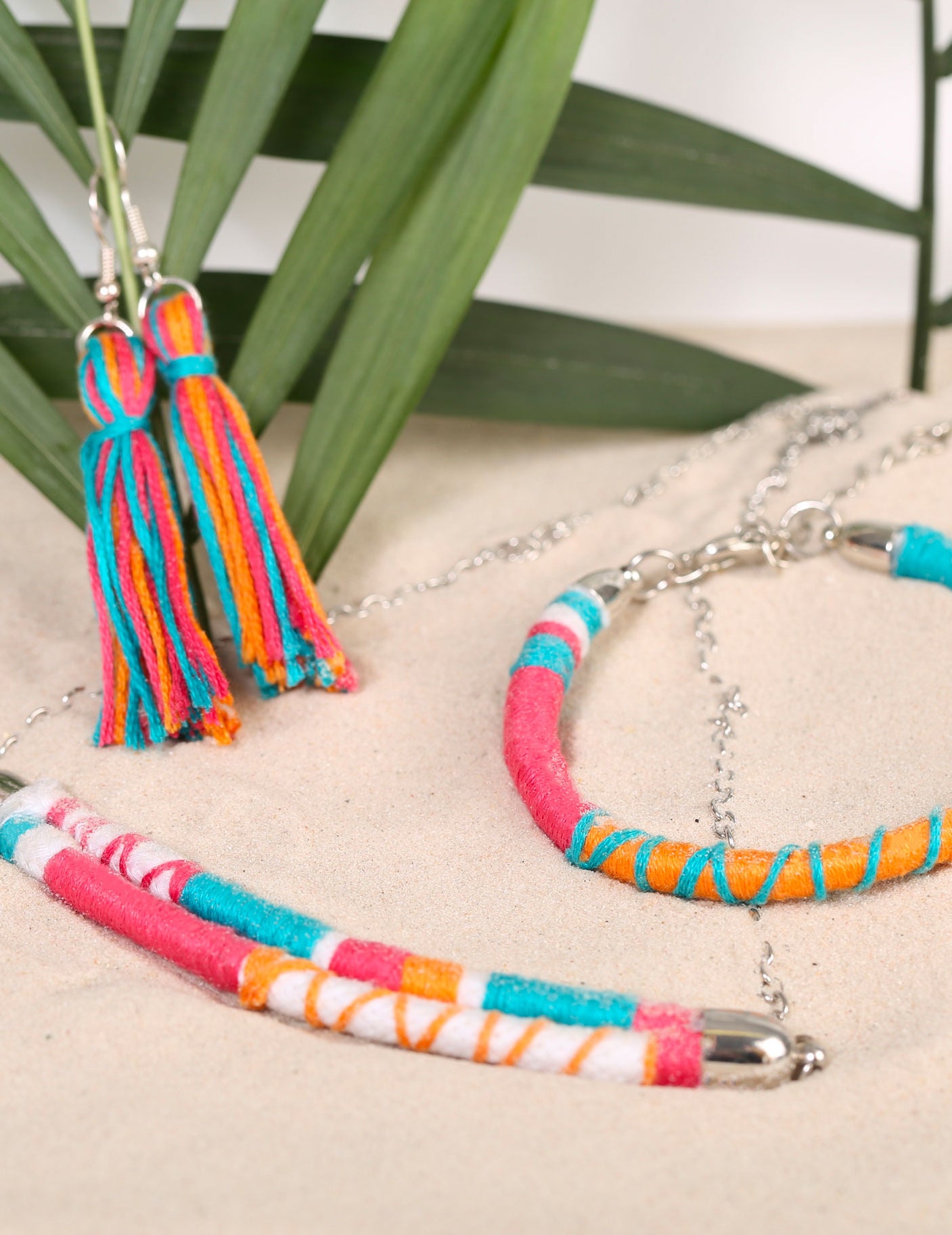 Trusă pentru realizarea de bijuterii multicolore 12,5 x 13 cm complet