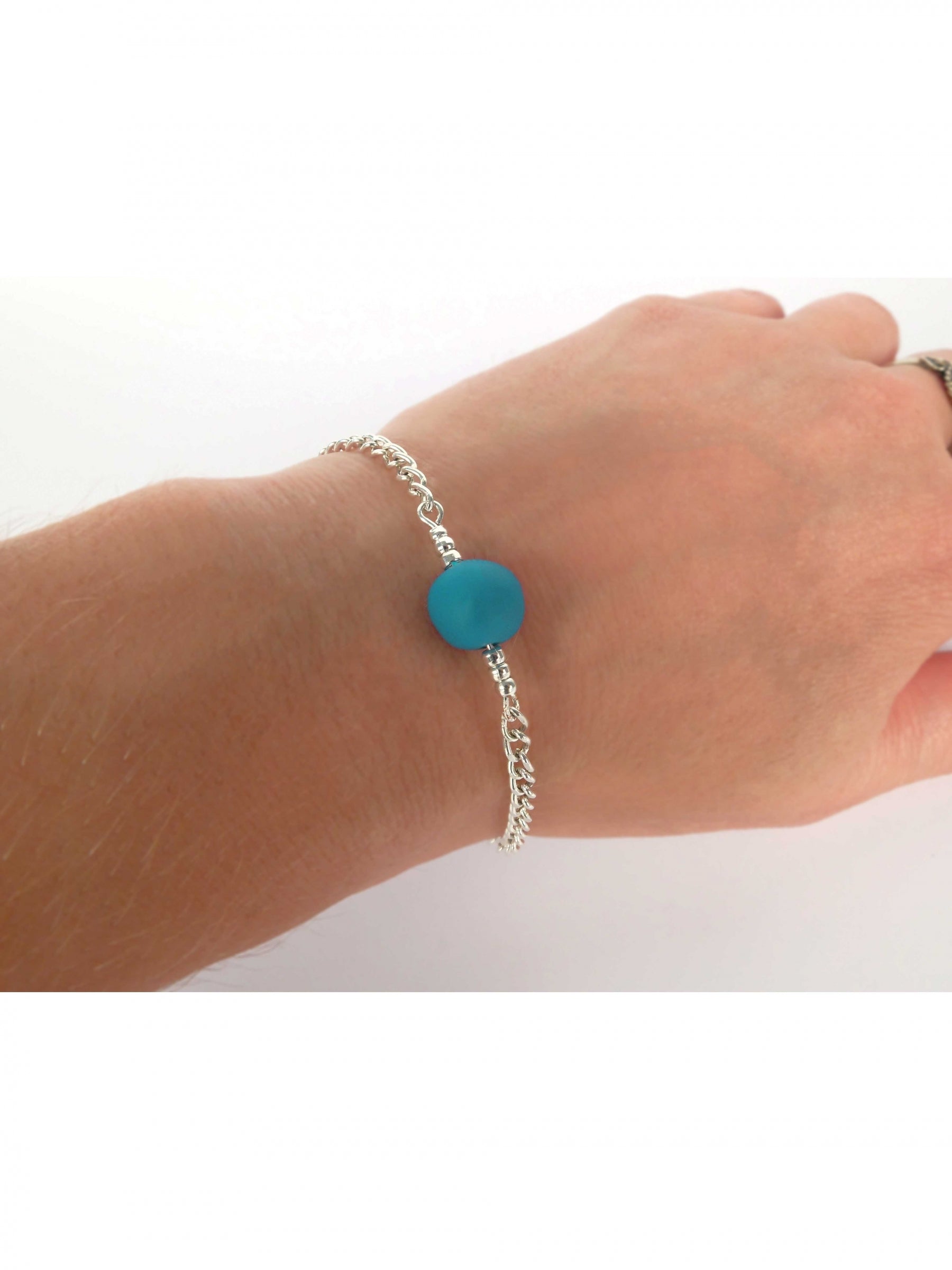 Détail du bracelet porté du kit création de bijoux parure pour adulte turquoise en pâte fimo