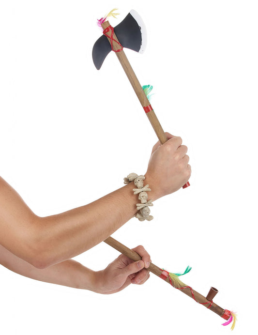 Détail de la hache, de la pipe et du bracelet du kit de 3 accessoires indien
