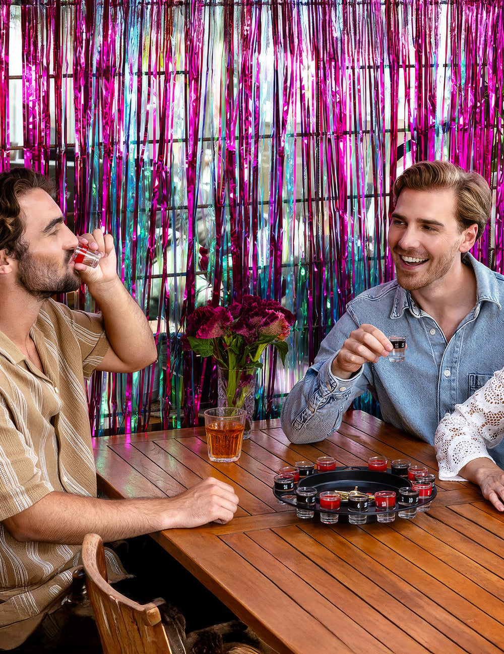 Mise en situation du kit jeu apéro roulette pour adulte