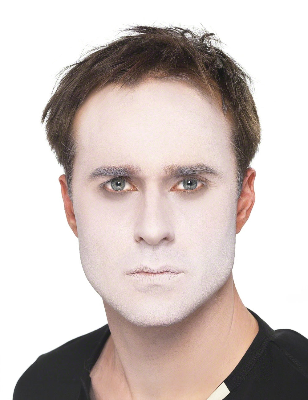 Gros plan sur la base de maquillage blanc du kit maquillage clown pour adulte