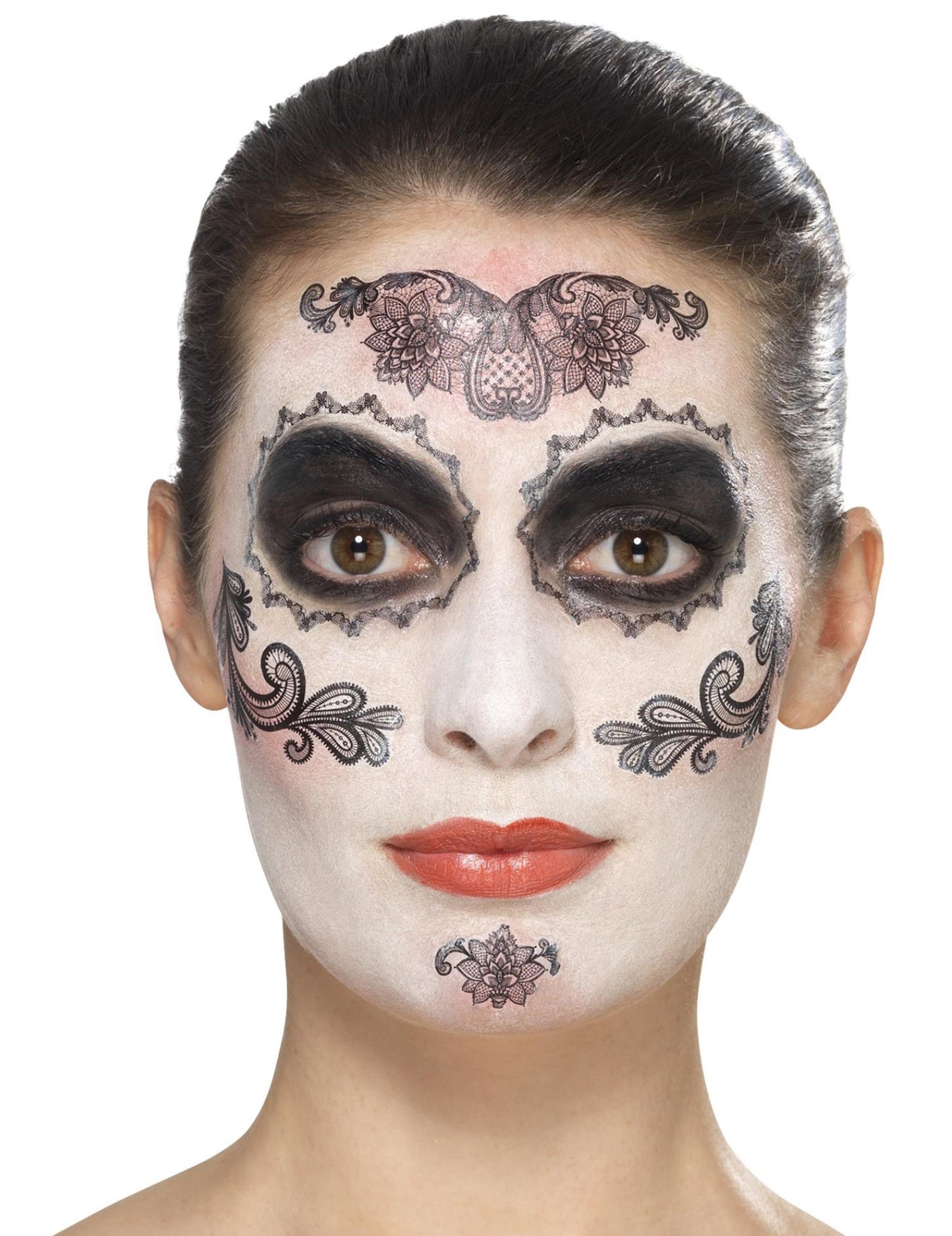 Détail des motifs dentelle du kit maquillage glamour avec faux cils et bijoux Dia de los muertos