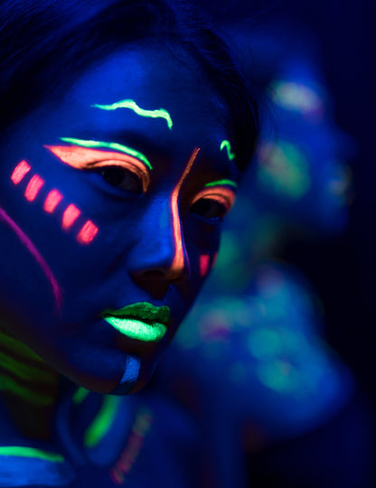 Gros plan sur le rendu fluo sur le visage du kit maquillage néon