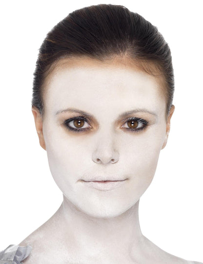 Aspectul machiajului pe fața kitului de machiaj de pirat al mărilor