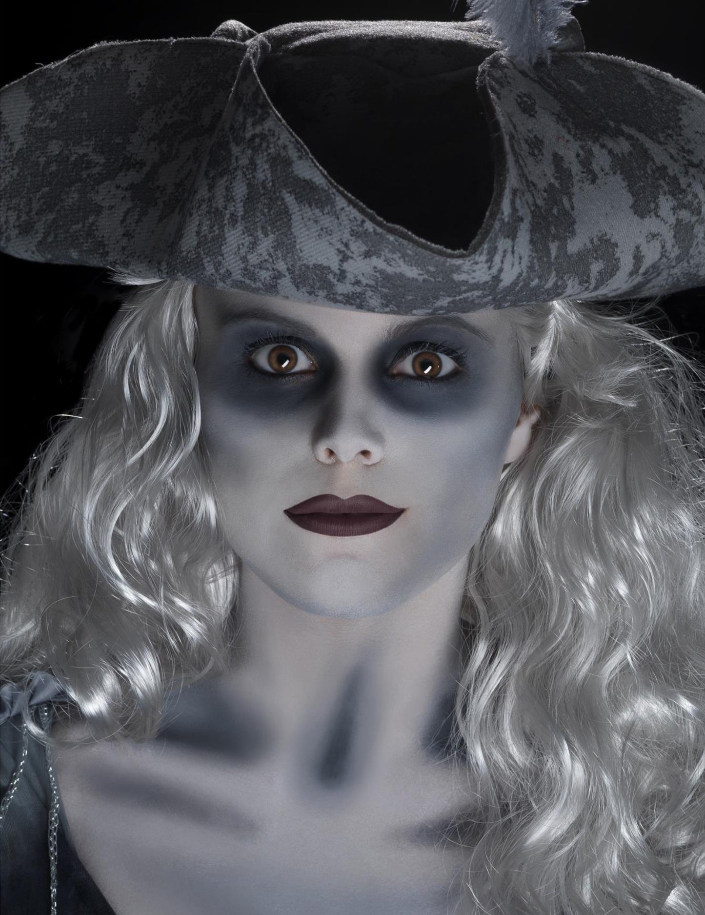 Portret frontal cu pălărie al kitului de machiaj de pirat al mărilor