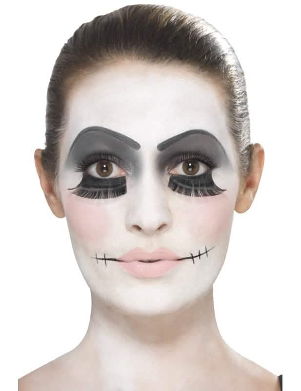 Prim-plan asupra rezultatului final al kitului machiaj păpușă halloween