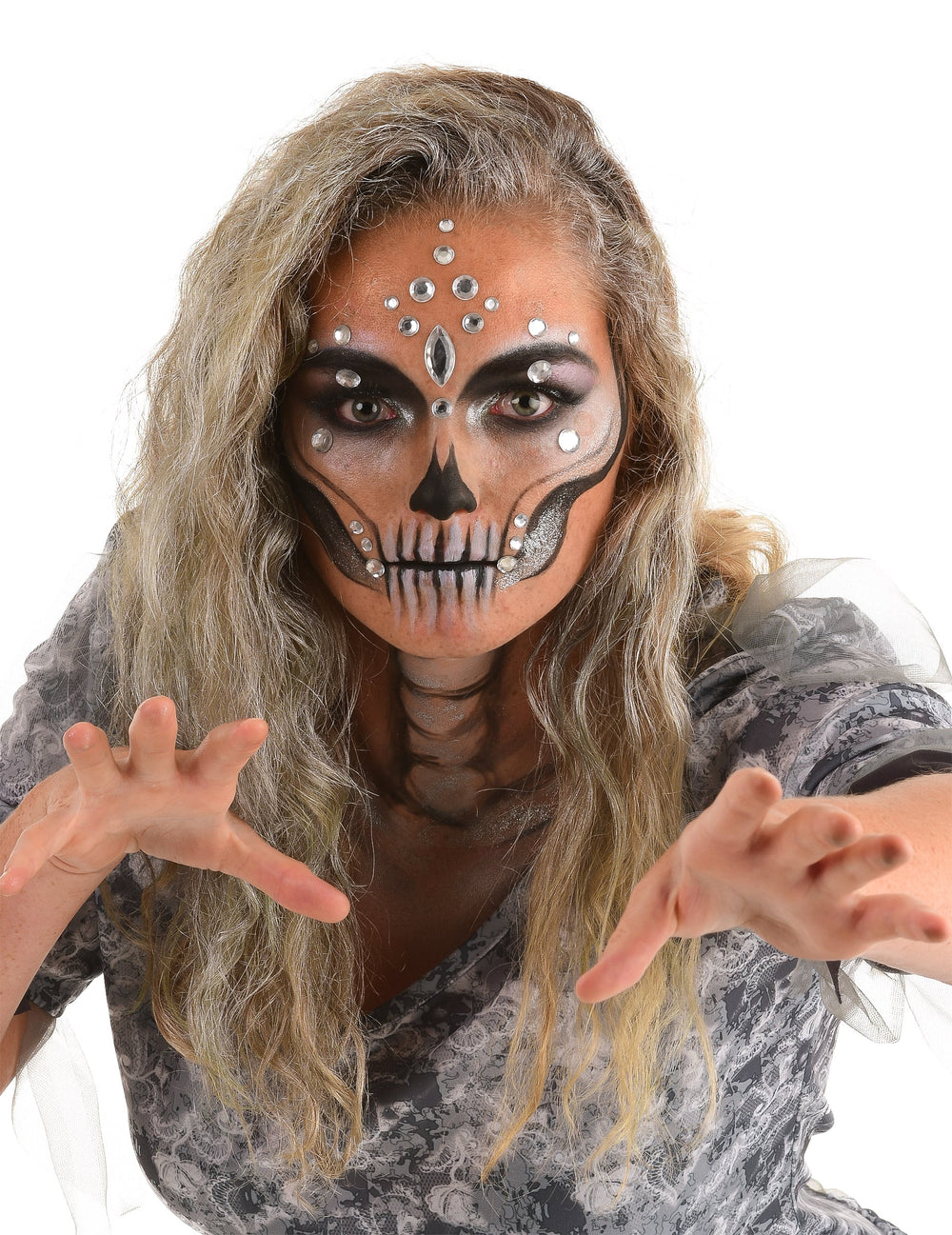 Gros plan sur le visage maquillé du Kit maquillage squelette sexy pour adulte argent