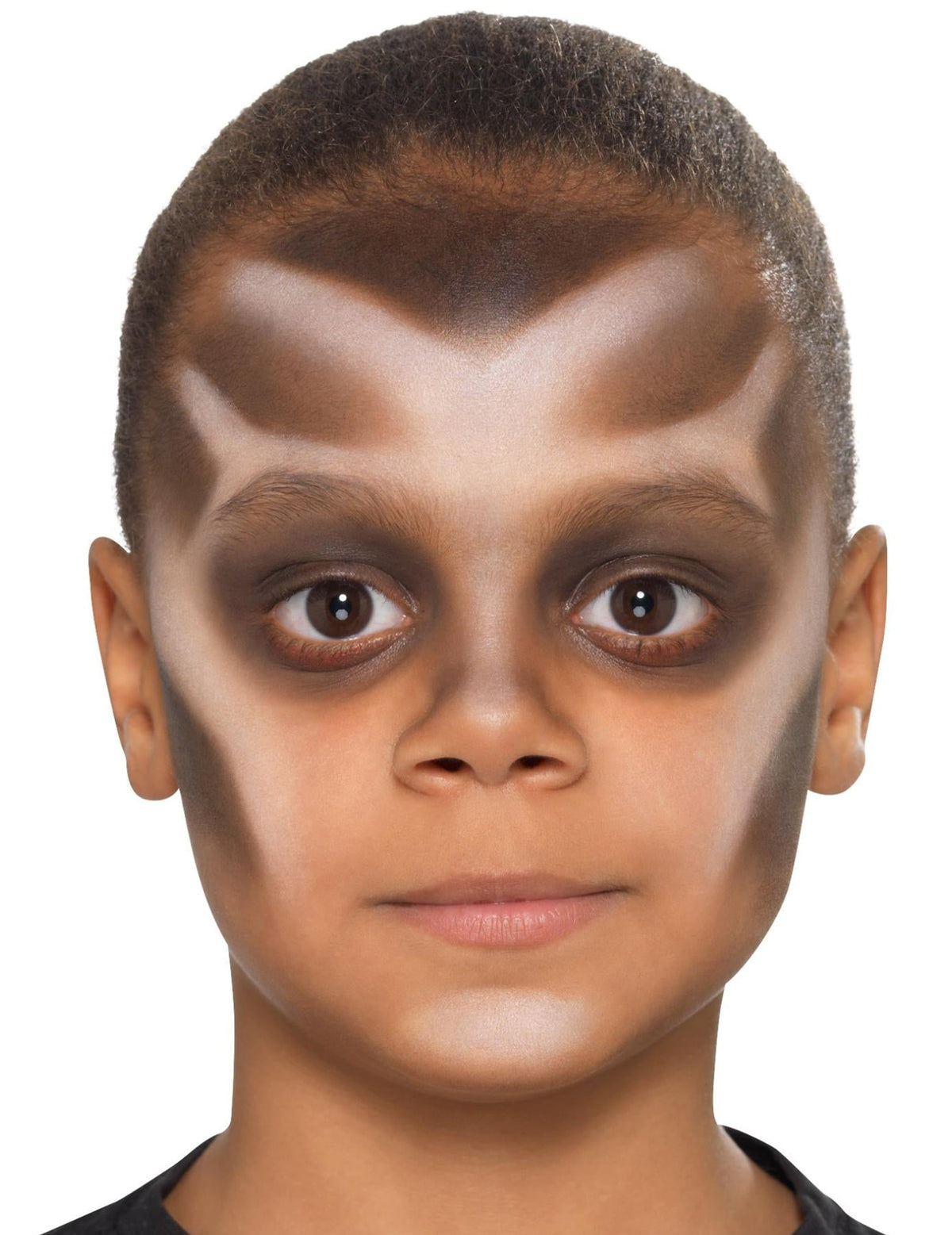 Gros plan sur le maquillage des yeux du kit maquillage vampire avec dentier pour enfant