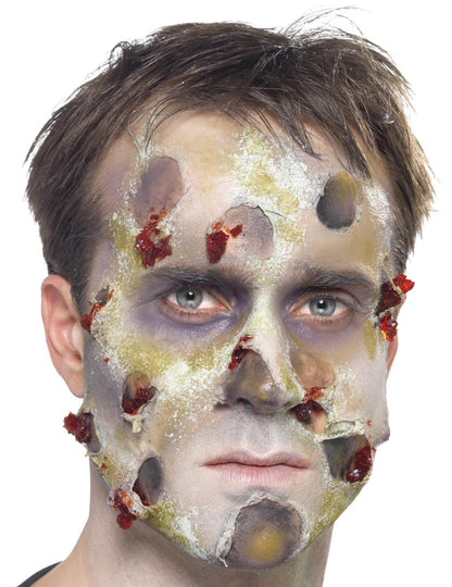 Prim-plan al efectelor de răni deschise ale kitului de machiaj zombie