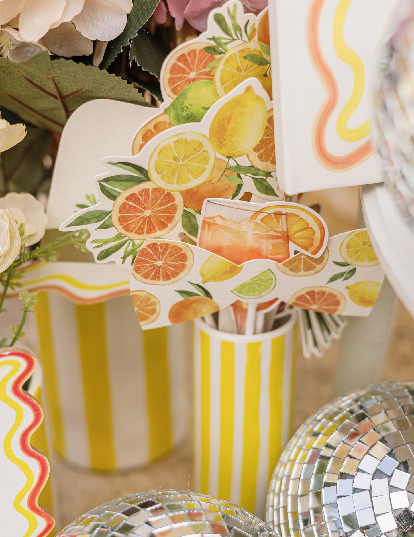 Gros plan sur les accessoires aux motifs de citrons et oranges du kit photobooth agrume