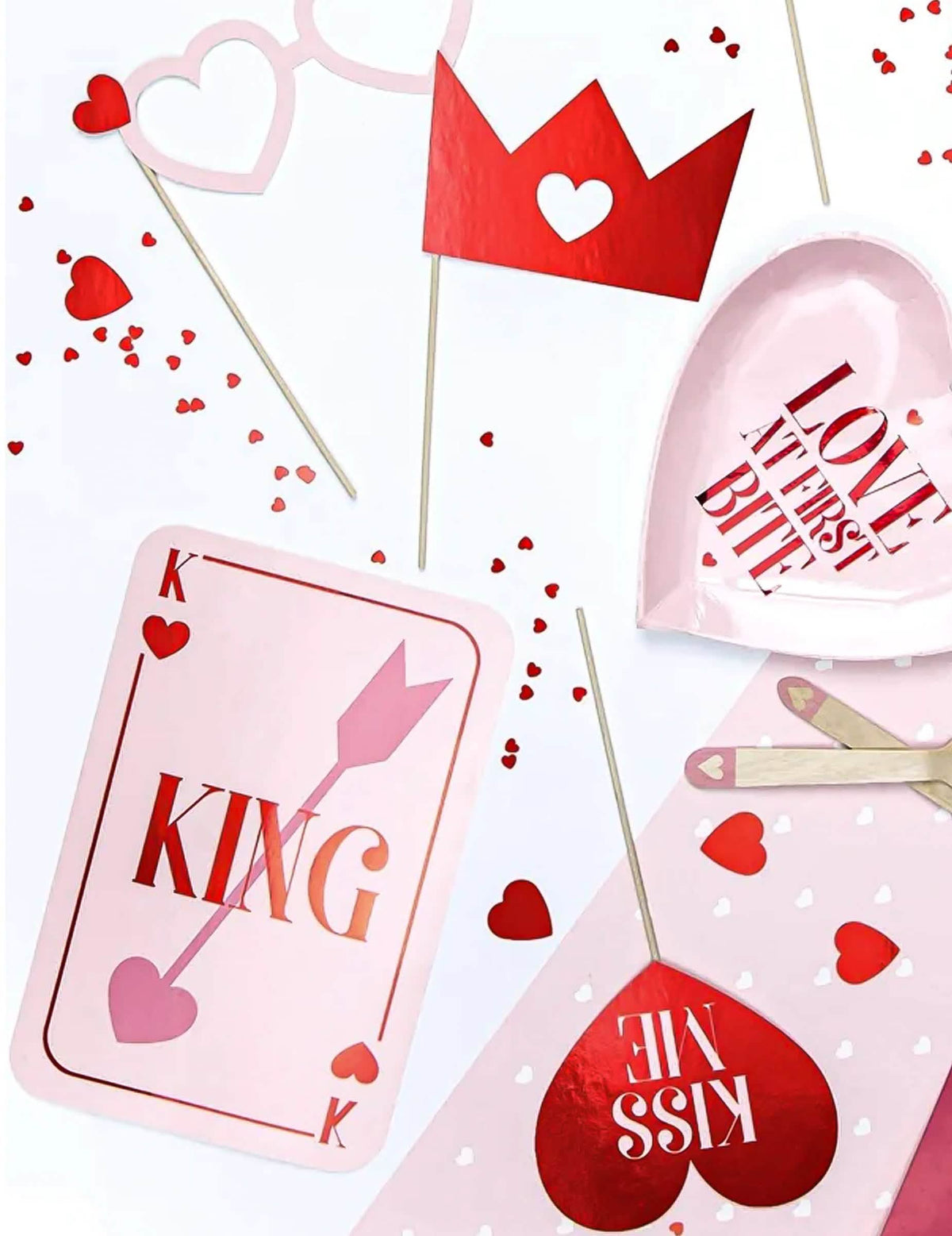 Prim-plan pe accesorii ale kitului photobooth love is in the air