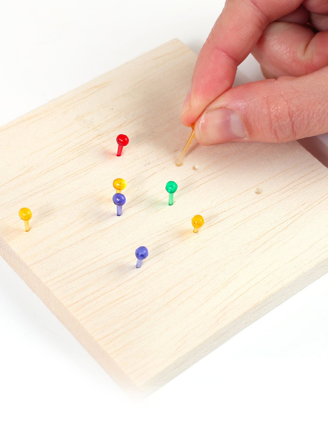 Mise en place des épingles sur le support du kit string art junior thème mer