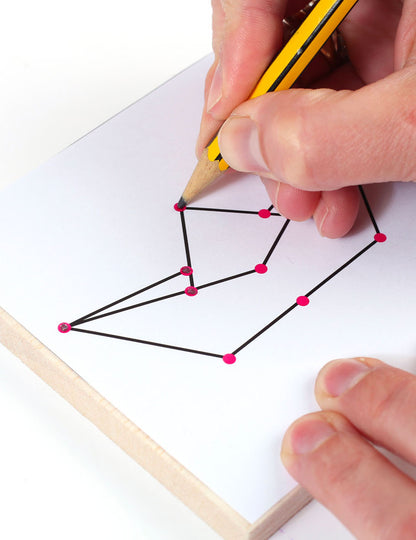 Détail de la préparation du motif du kit string art junior thème mer