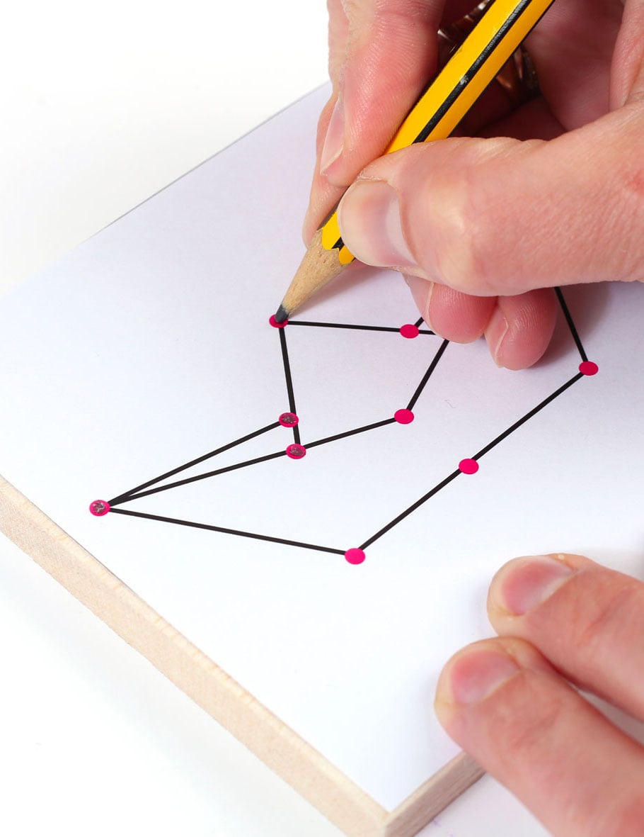Détail de la préparation du motif du kit string art junior thème mer