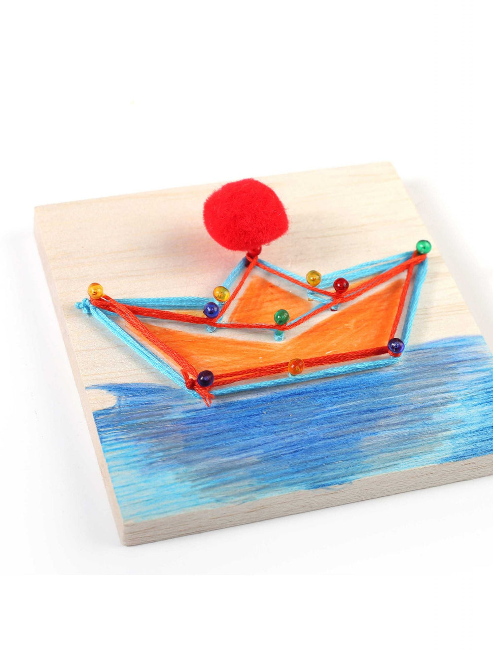 Exemple de tableau terminé d'un bateau du kit string art junior thème mer