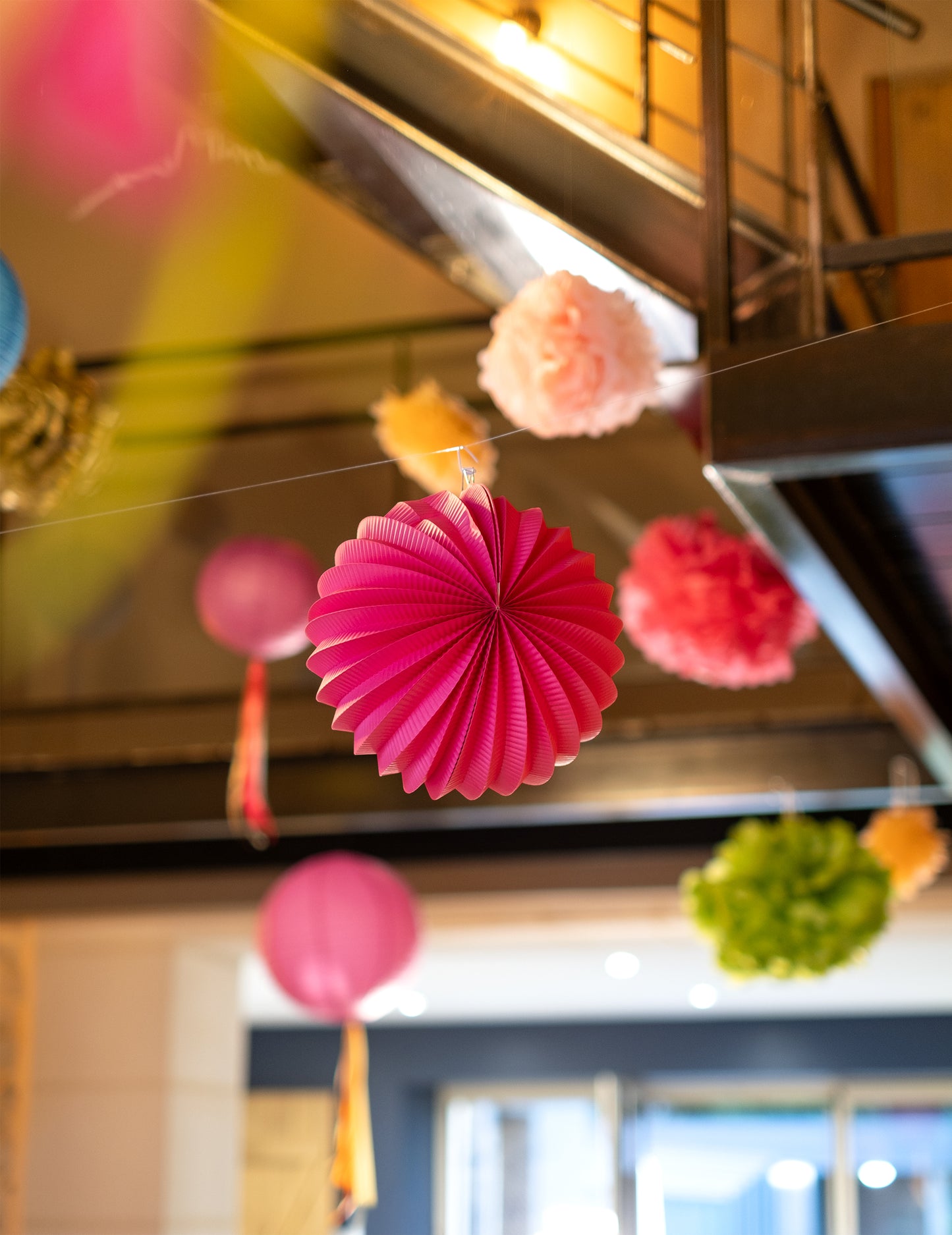 Lampion sferic fucsia 23 cm de agățat 