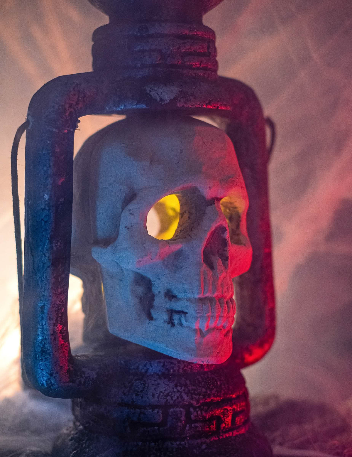 Détail de l'effet lumineux jaune de la lanterne crâne Halloween