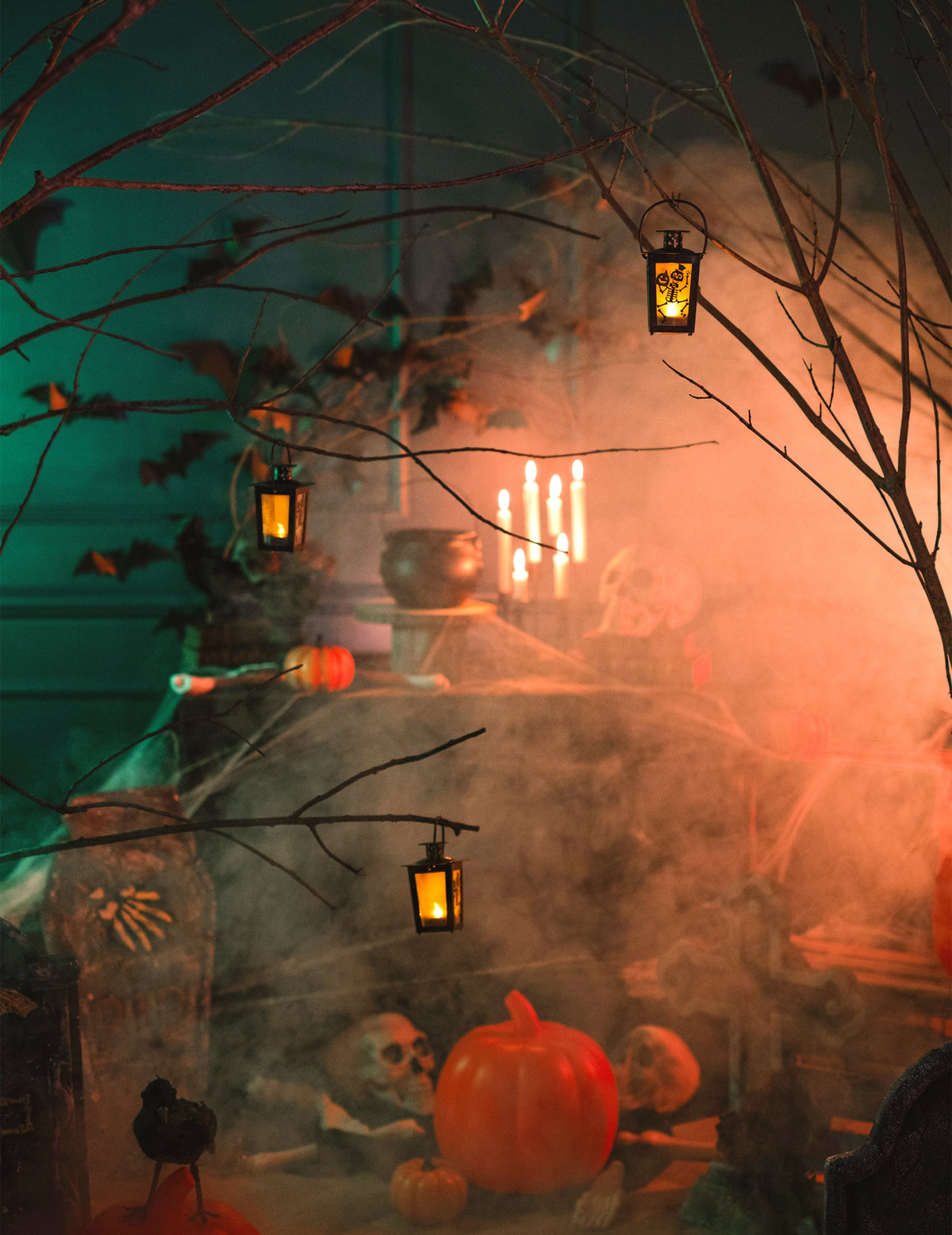 Mise en situation dans un décor effrayant de la lanterne lumineuse Halloween avec squelette et citrouille