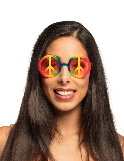 Prim-plan al ochelarilor hippie pentru adulți cu simbolul pace și dragoste, în culori curcubeu