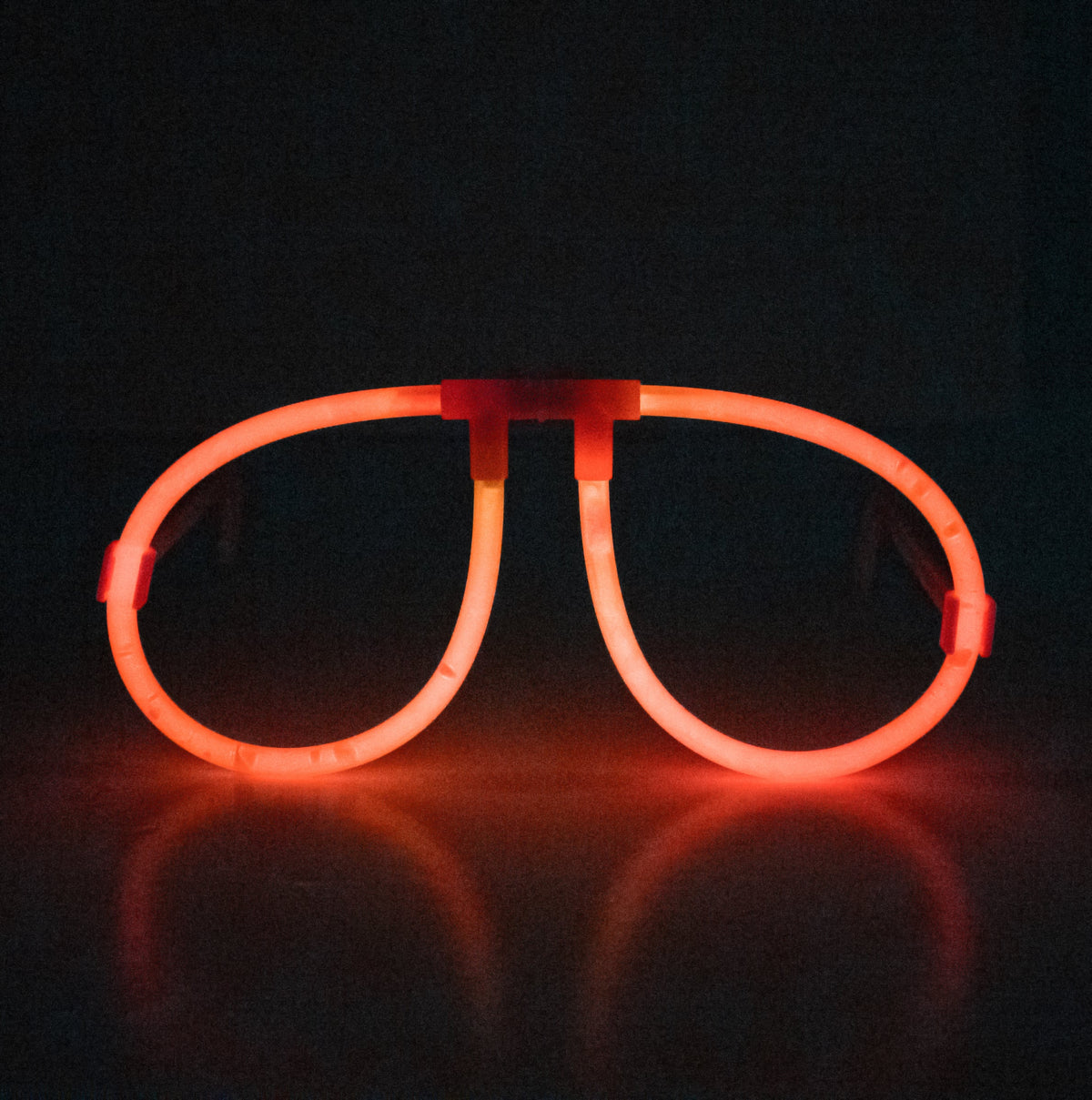 Vue de face illuminée rouge des lunettes phosphorescentes fluo