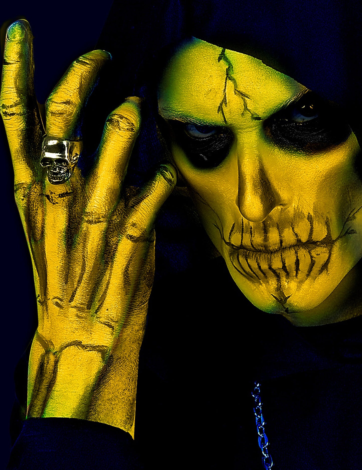 Gros plan sur le rendu squelettique du maquillage néon pour visage et corps jaune fluo
