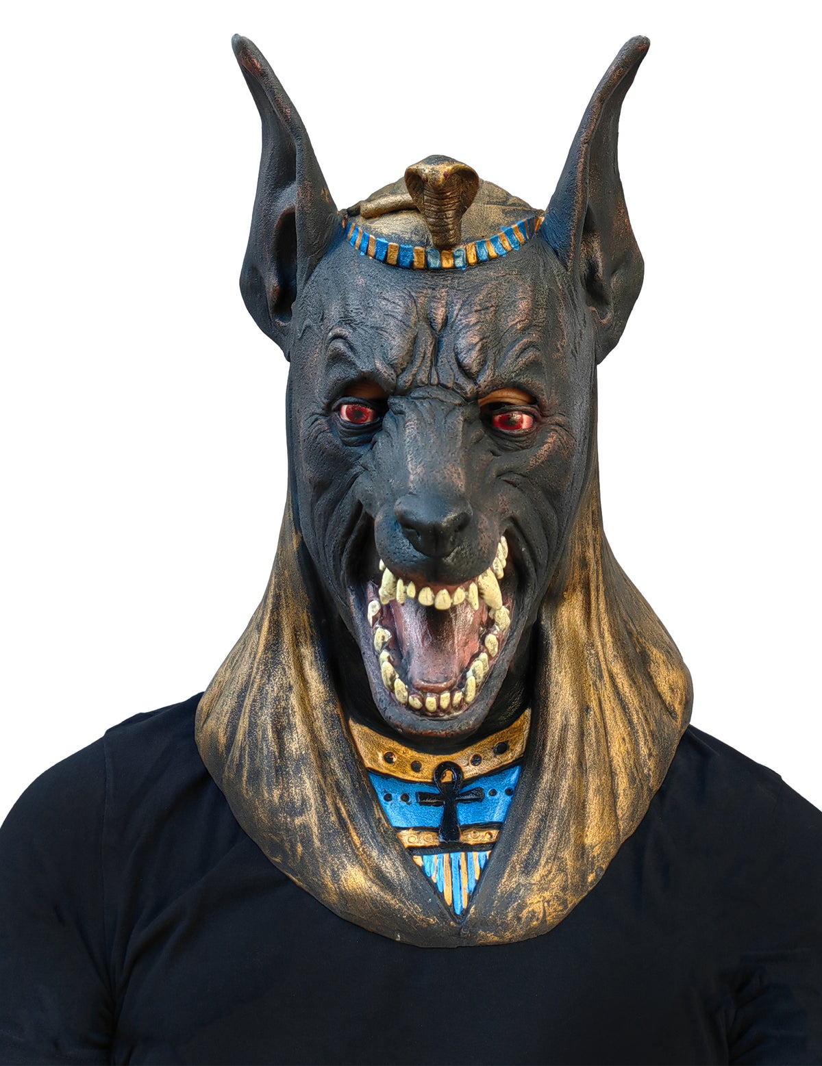 Gros plan sur le visage féroce du masque intégral Anubis