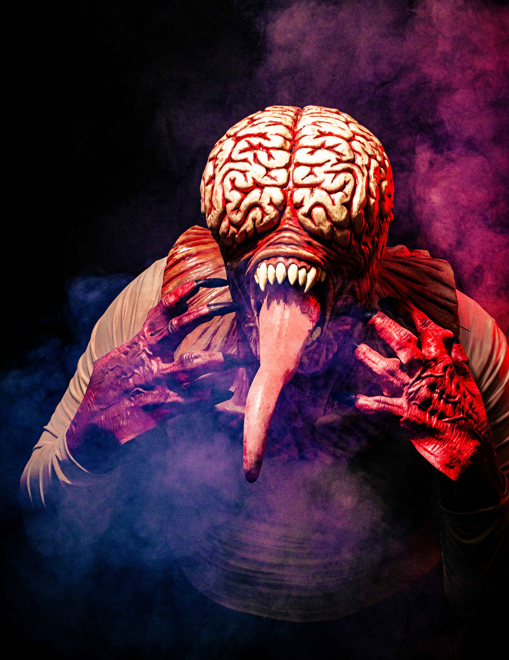 Mise en situation avec gants du masque intégral de monstre cerveau apparent