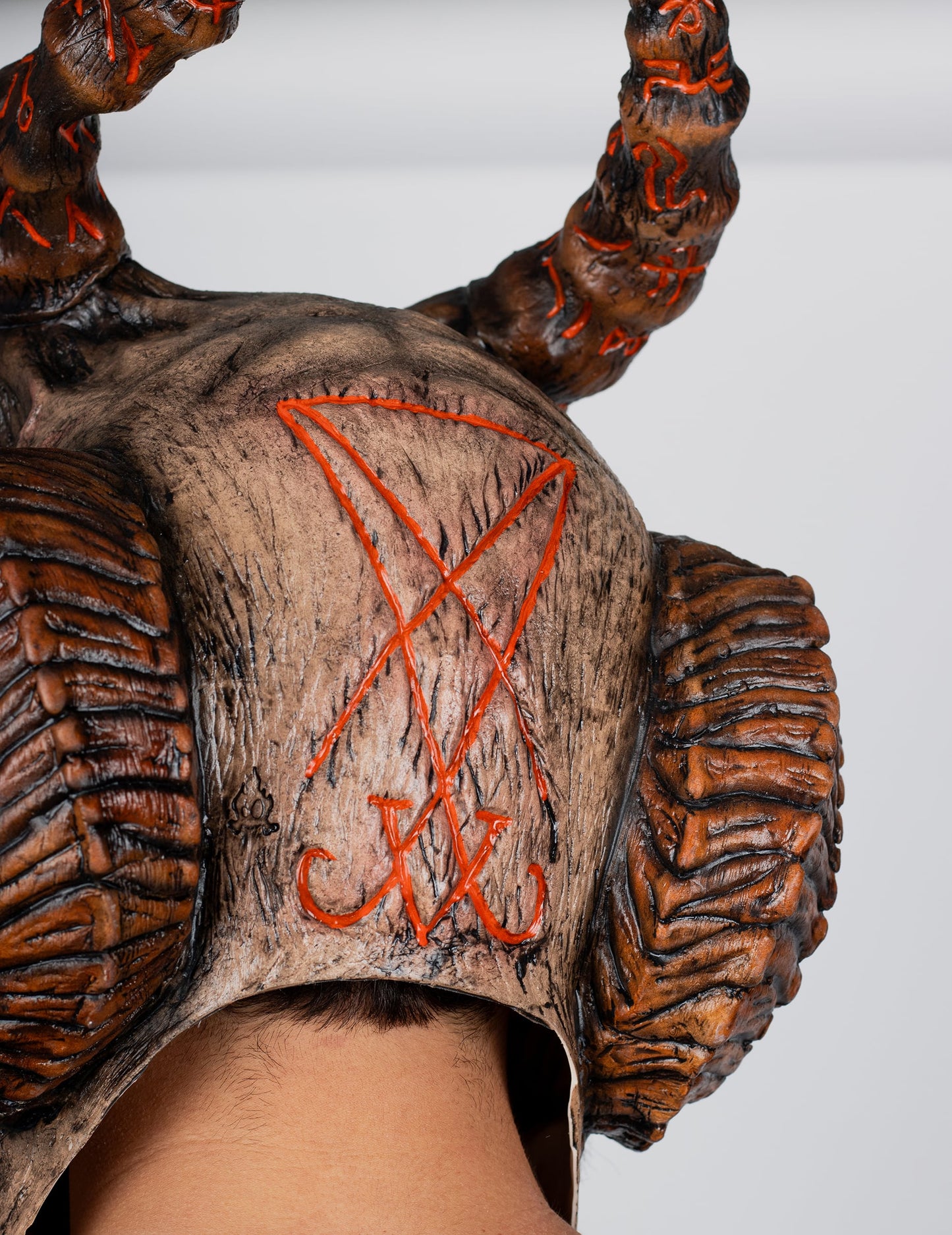 Gros plan sur le symbole orange à l'arrière du masque intégral monstre de l'apocalypse