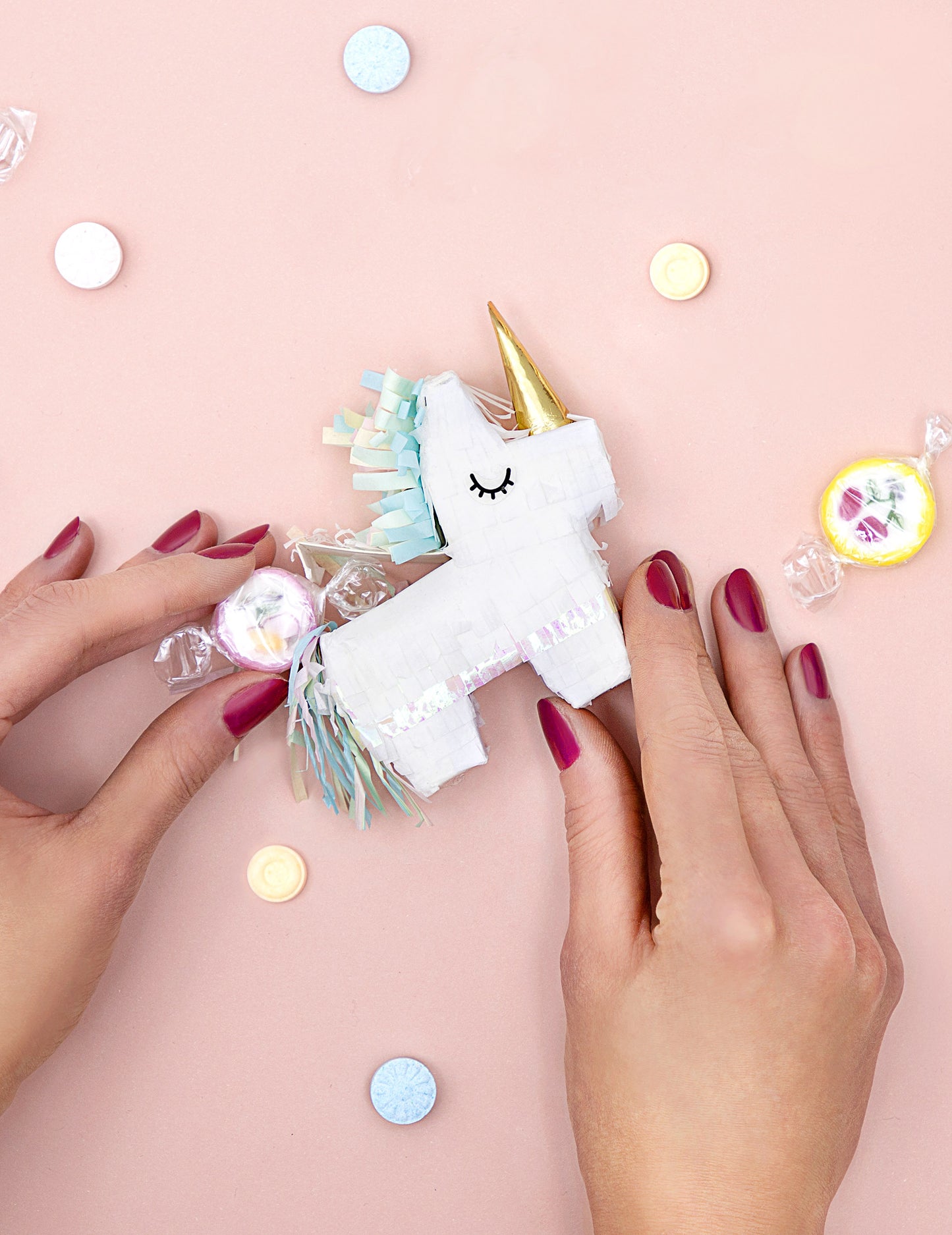Mini piñata alb unicorn 8 x 2,5 cm