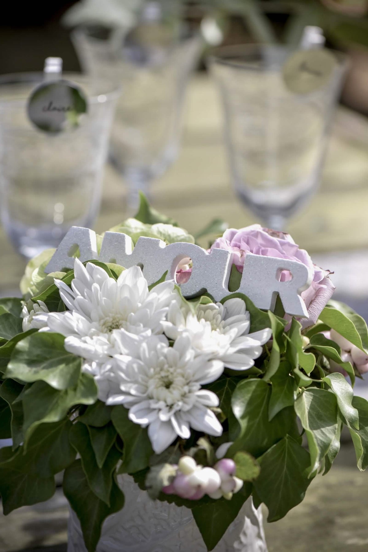 Prim-plan în mijlocul florilor al cuvântului din lemn amour pentru nuntă alb pailleté