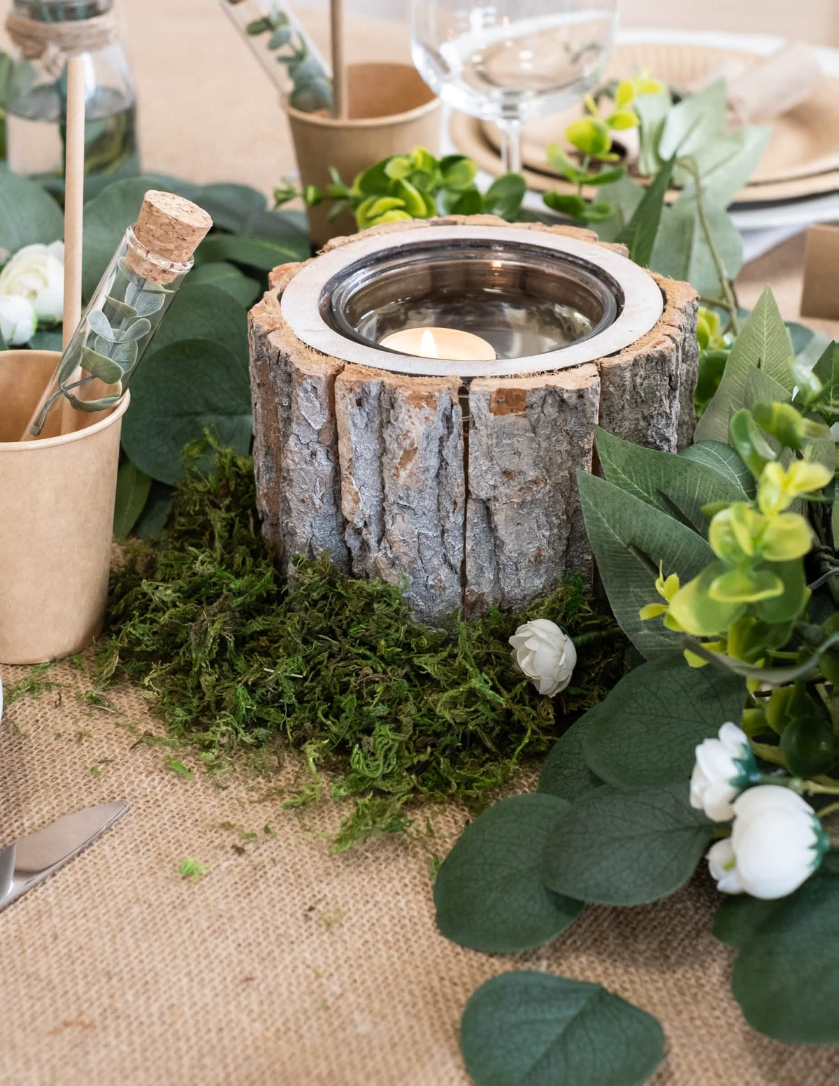 Punere în scenă în jurul unui sfeșnic din mușchi vegetal uscat, decorațiune naturală