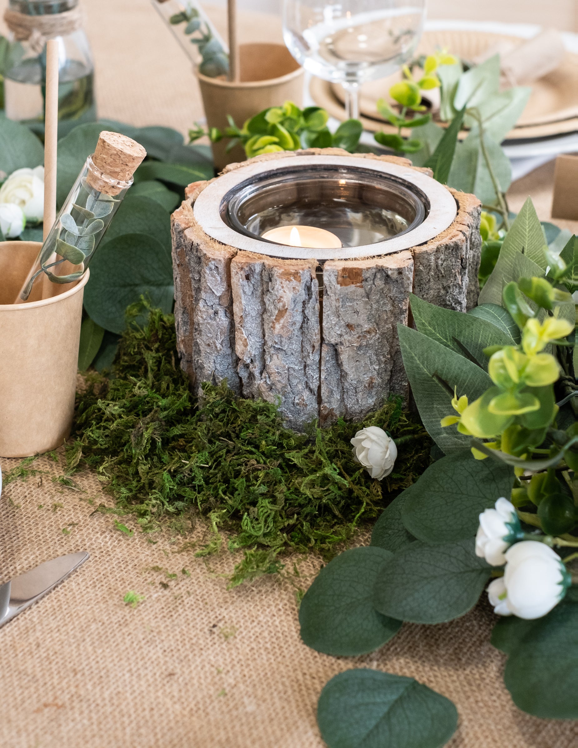 Mise en scène autour d'un bougeoir de la mousse végétale séchée décoration naturelle
