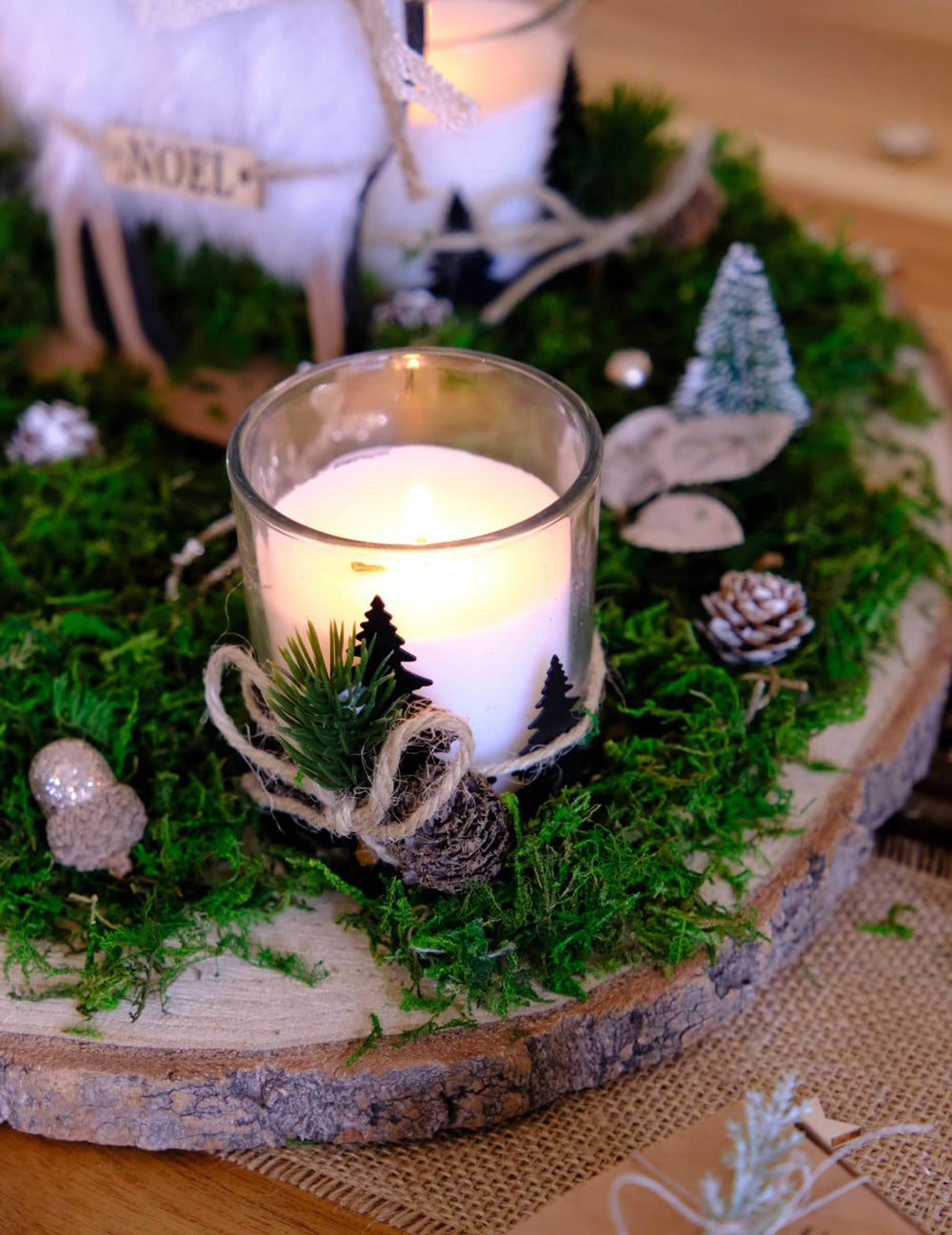 Detaliu al utilizării în centrul mesei al mușchiului vegetal uscat, decor natural