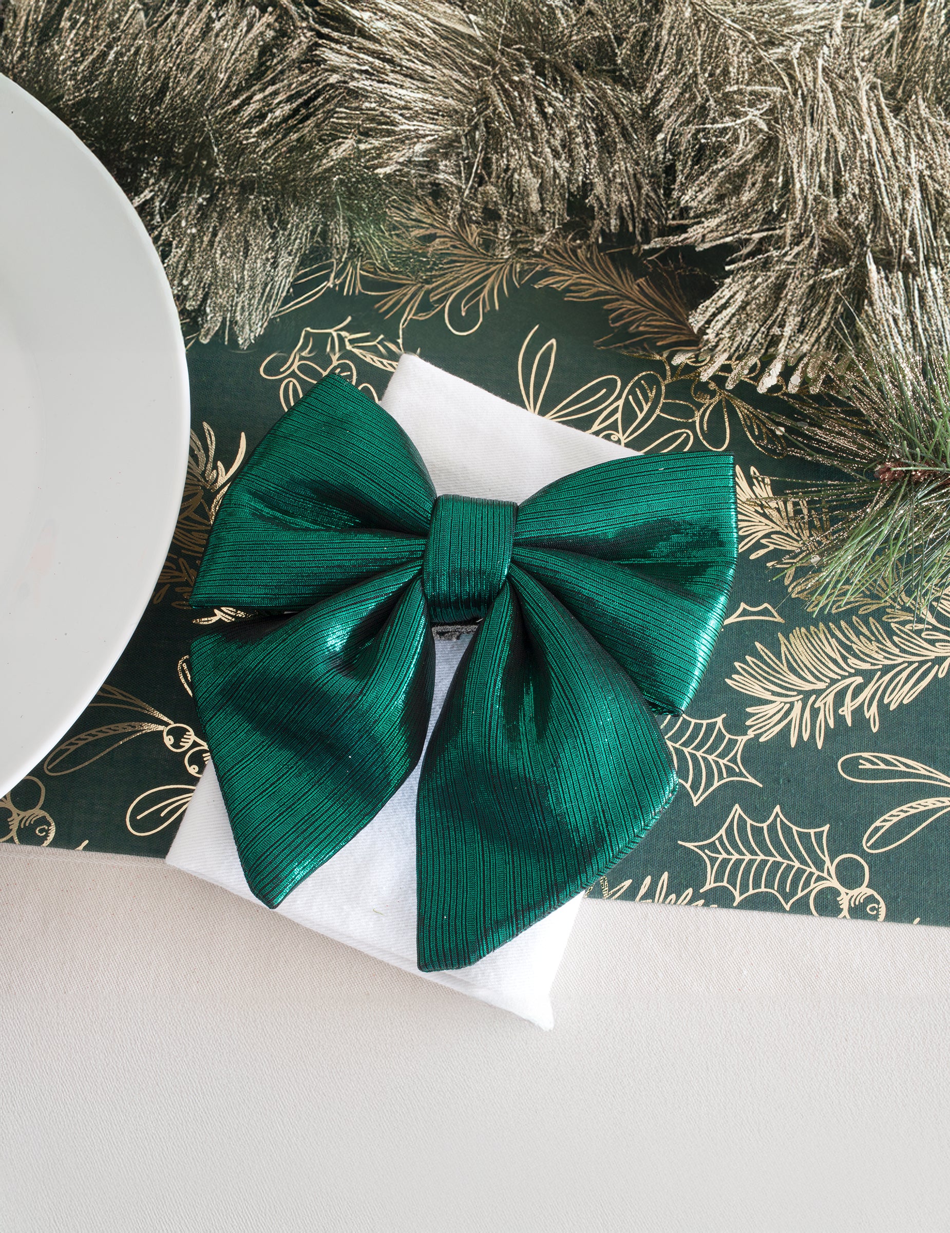 Mise en situation sur une serviette du nœud en tissu métallisé pour fête