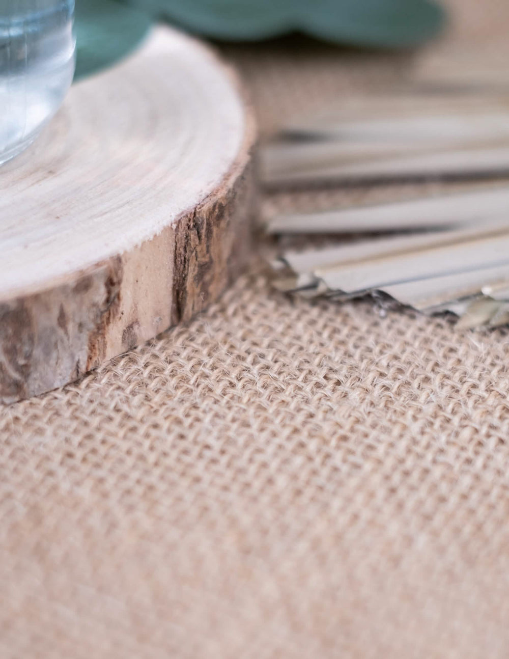 Detaliu de decor cu buștean de lemn al feței de masă dreptunghiulare din iută, boho și naturală