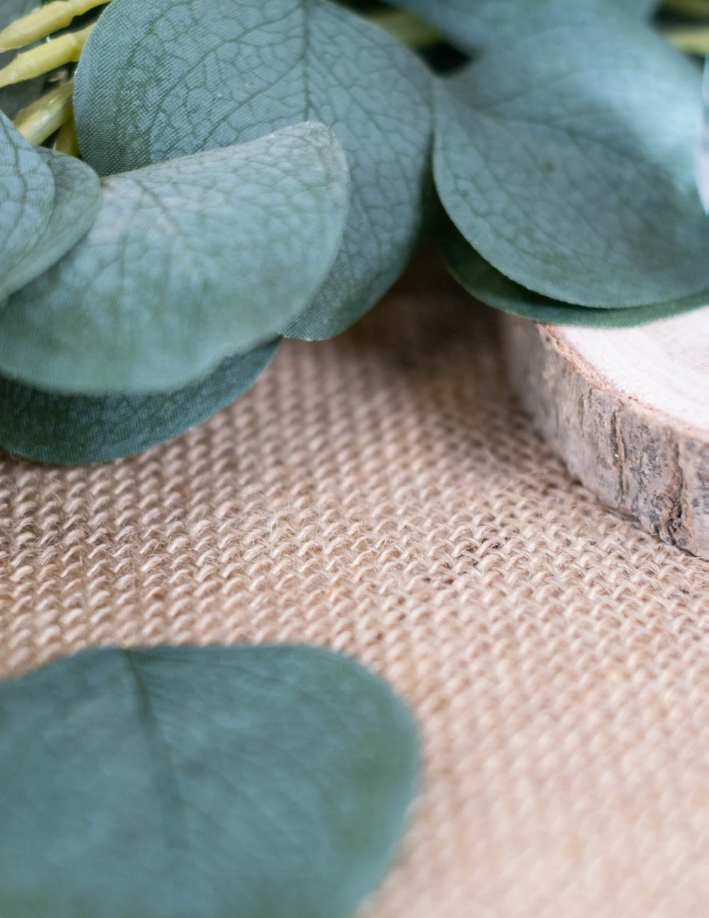 Prim-plan asupra fibrei feței de masă dreptunghiulare boho și naturale