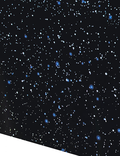 Gros plan sur le motif ciel étoilé de la nappe en plastique espace pour anniversaire