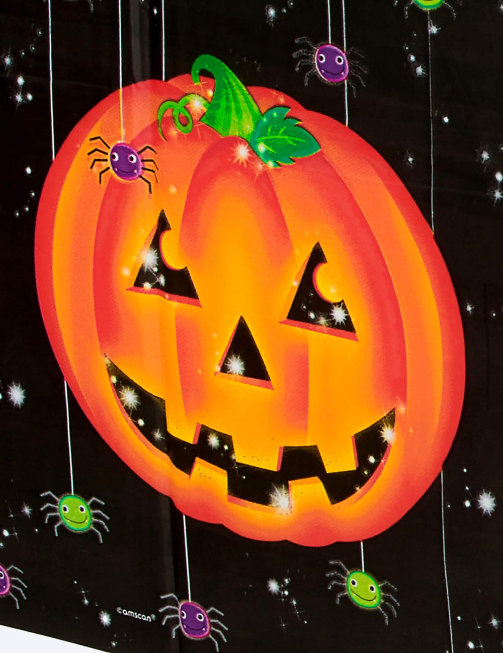 Prim-plan pe modelul cu dovleac și pe păianjenii feței de masă din plastic cu dovleac halloween