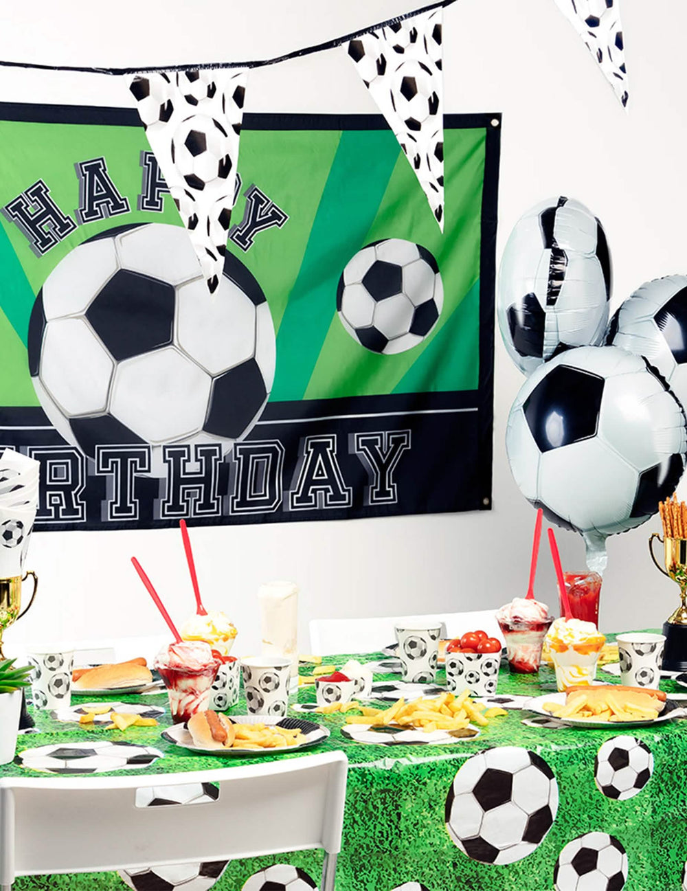 Imaginea feței de masă din plastic Football pe o masă de petrecere