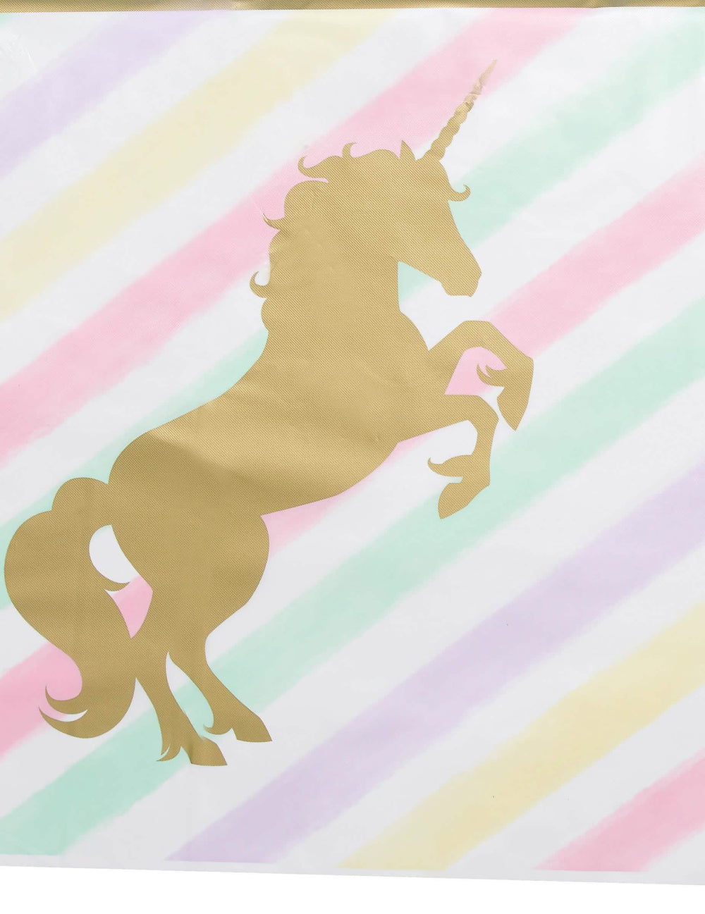 Detaliu al modelului de unicorni aurii al feței de masă din plastic cu unicorni